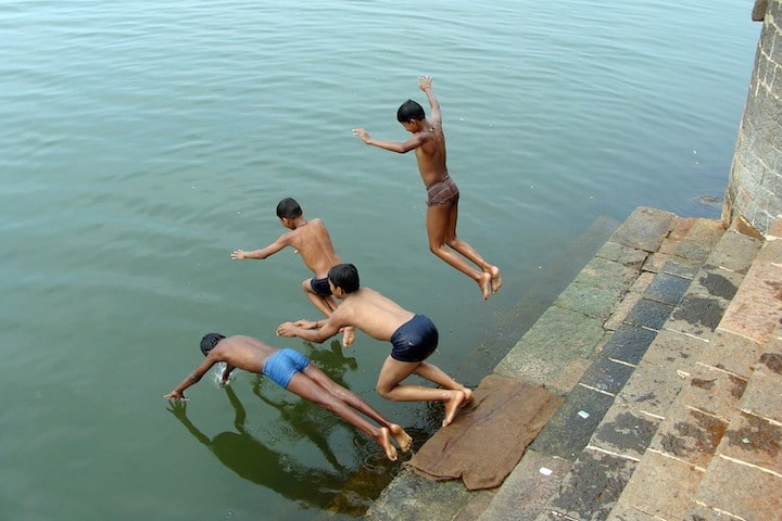 enfants - Inde -nage- pauvreté