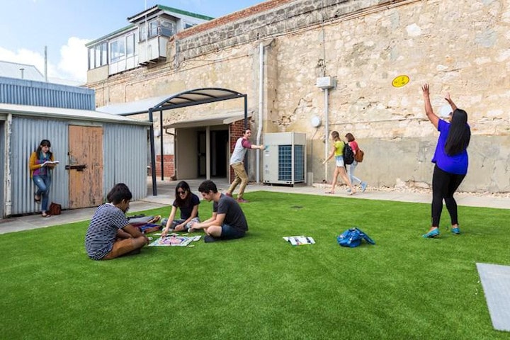 Auberge de jeunesse Fremantle Prison YHA cour - auberges de jeunesse insolites en Australie